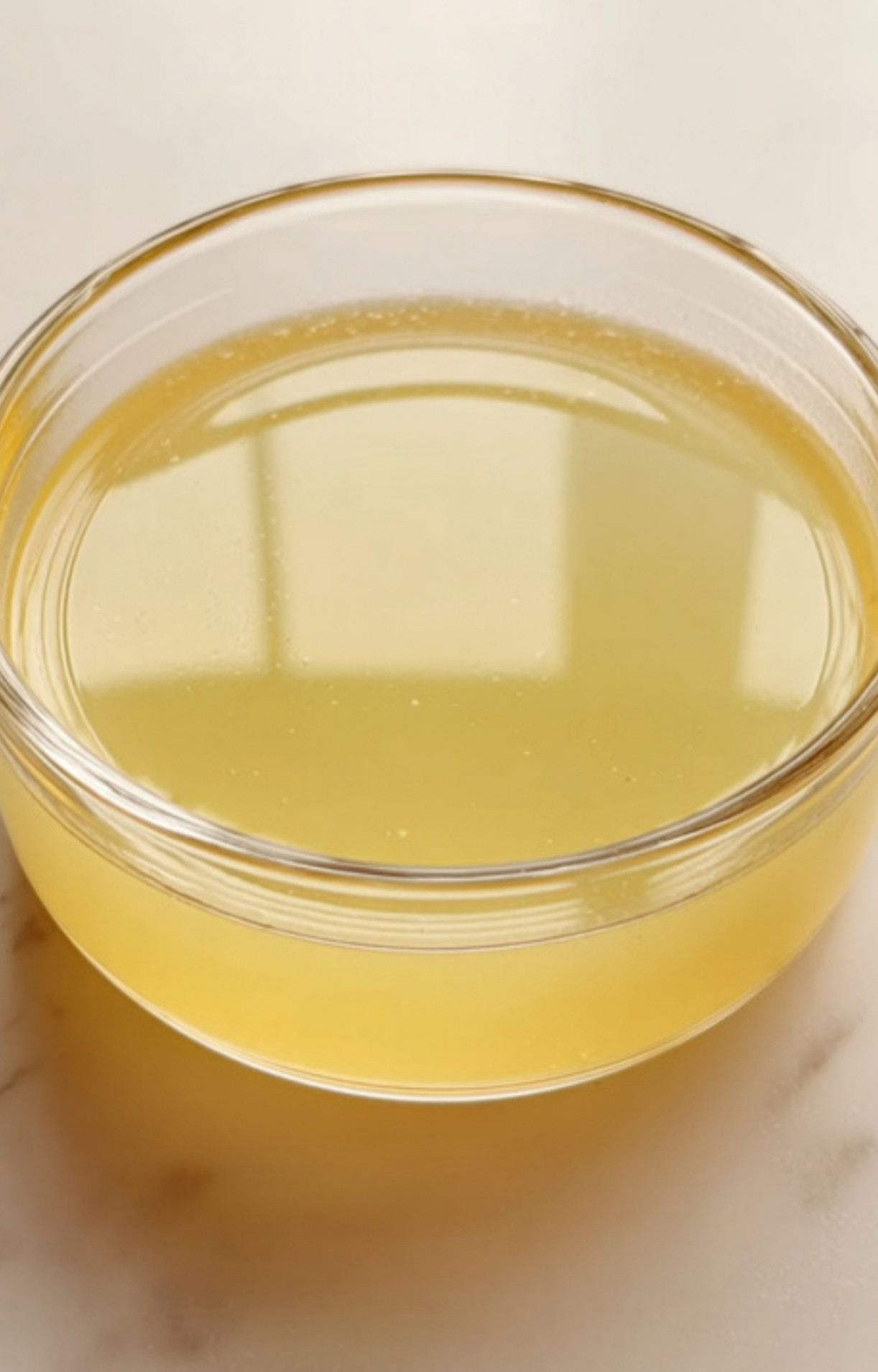 Three juicy veal slices in vibrant lemon sauce, sprinkled with parsley. A quick, bright, and flavorful Italian dish perfect for dinner tonight.