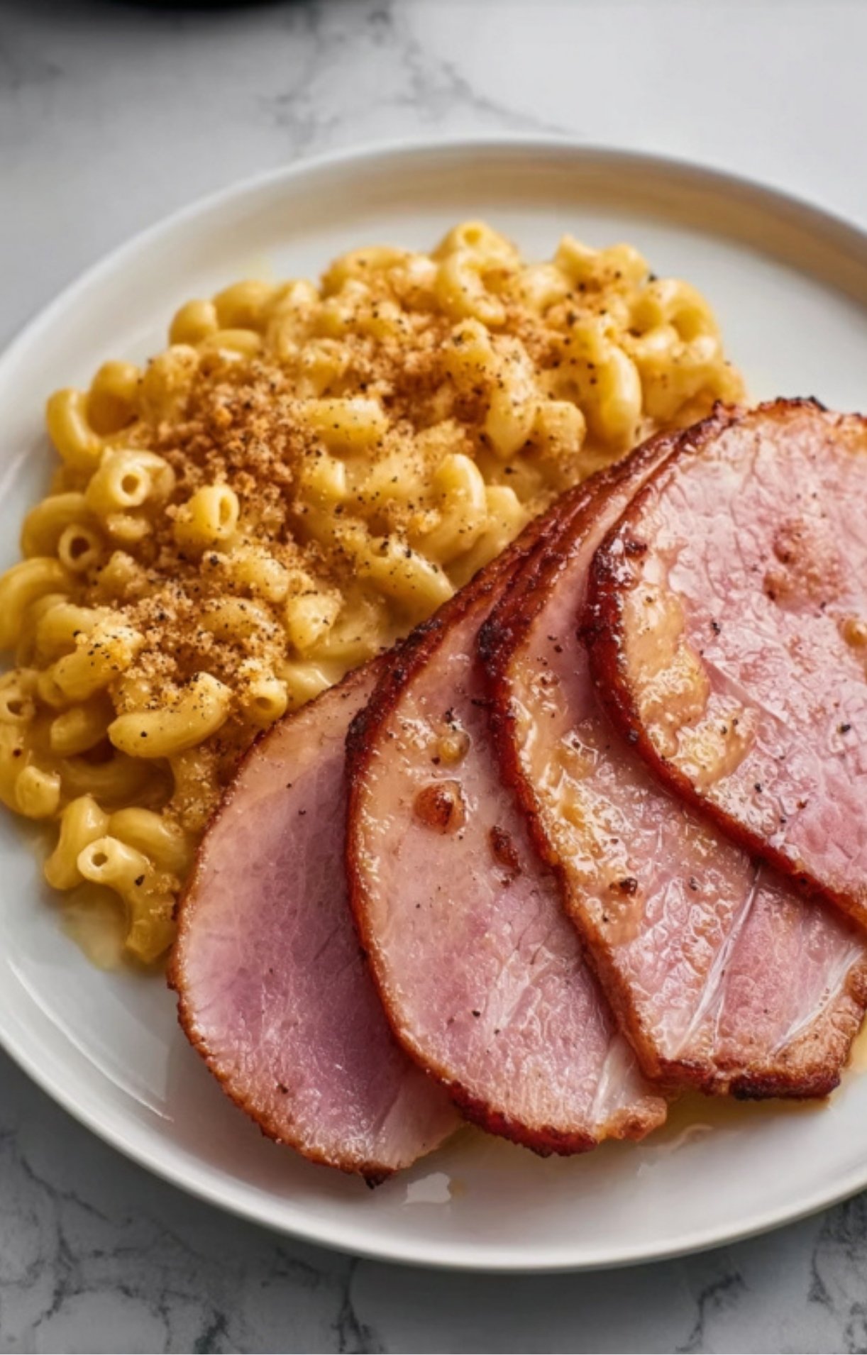 Smoked ham slices served with creamy macaroni and cheese